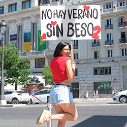 ¡Con el calorcito vuelve el  'No hay verano sin beso 2'! Sandra V toma las calles en busca de pichones a los que besar.